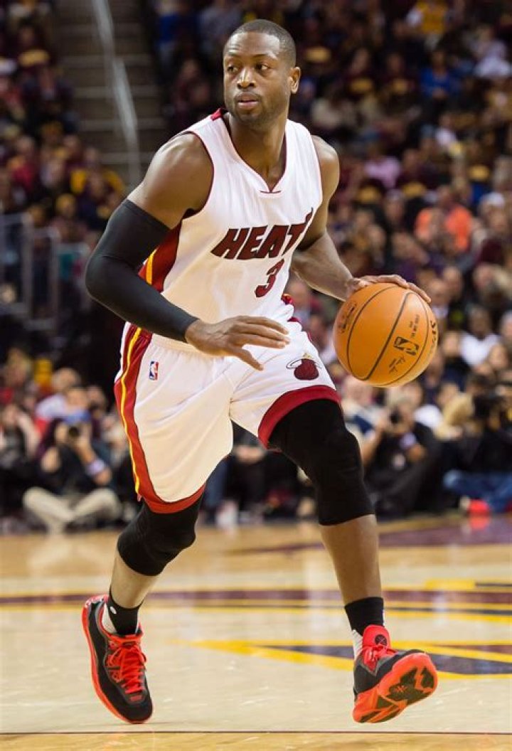 Does zoe bid on wade's basket?