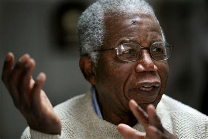 How did chinua achebe die?