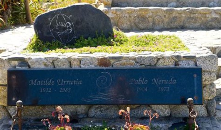How did pablo neruda die?