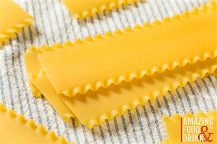 Should lasagna noodles overlap?