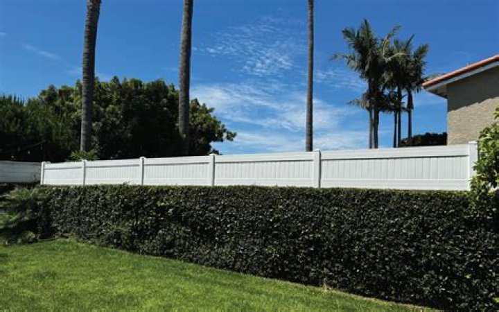 What is an interlap fence?