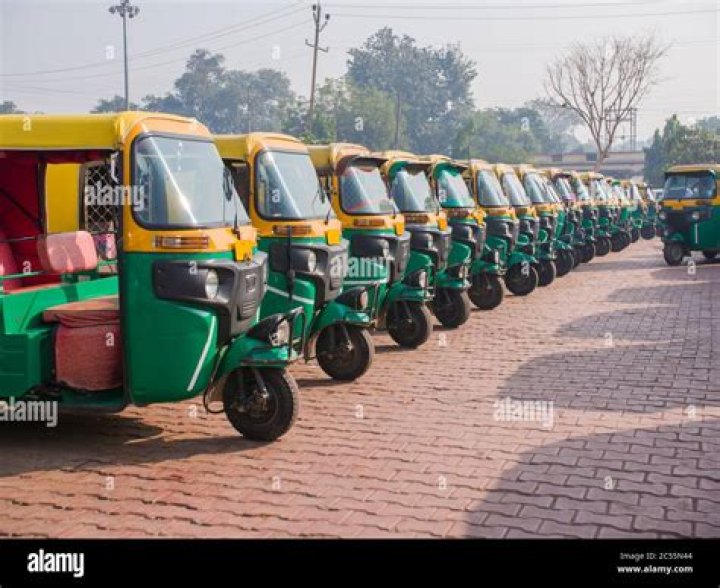 When did auto rickshaws start in mumbai?