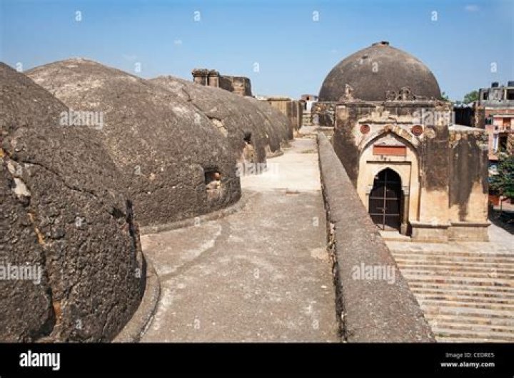 When was begumpuri mosque built?