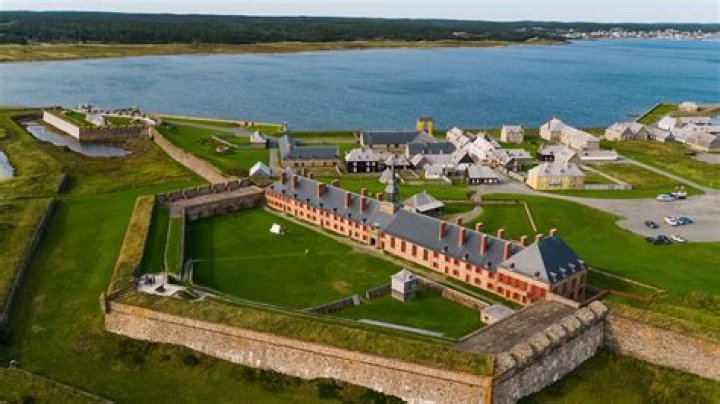 When was louisbourg built?