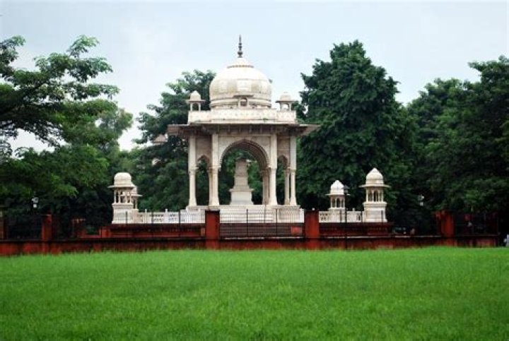 Where is begum hazrat mahal located?