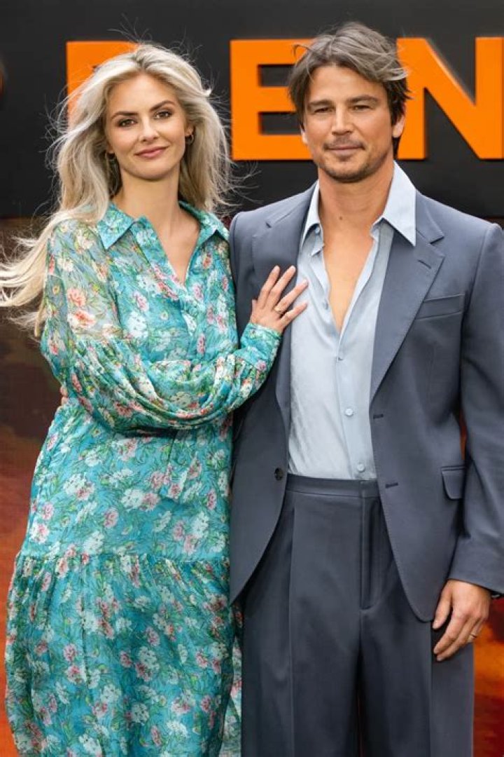 Who is josh hartnett married to?