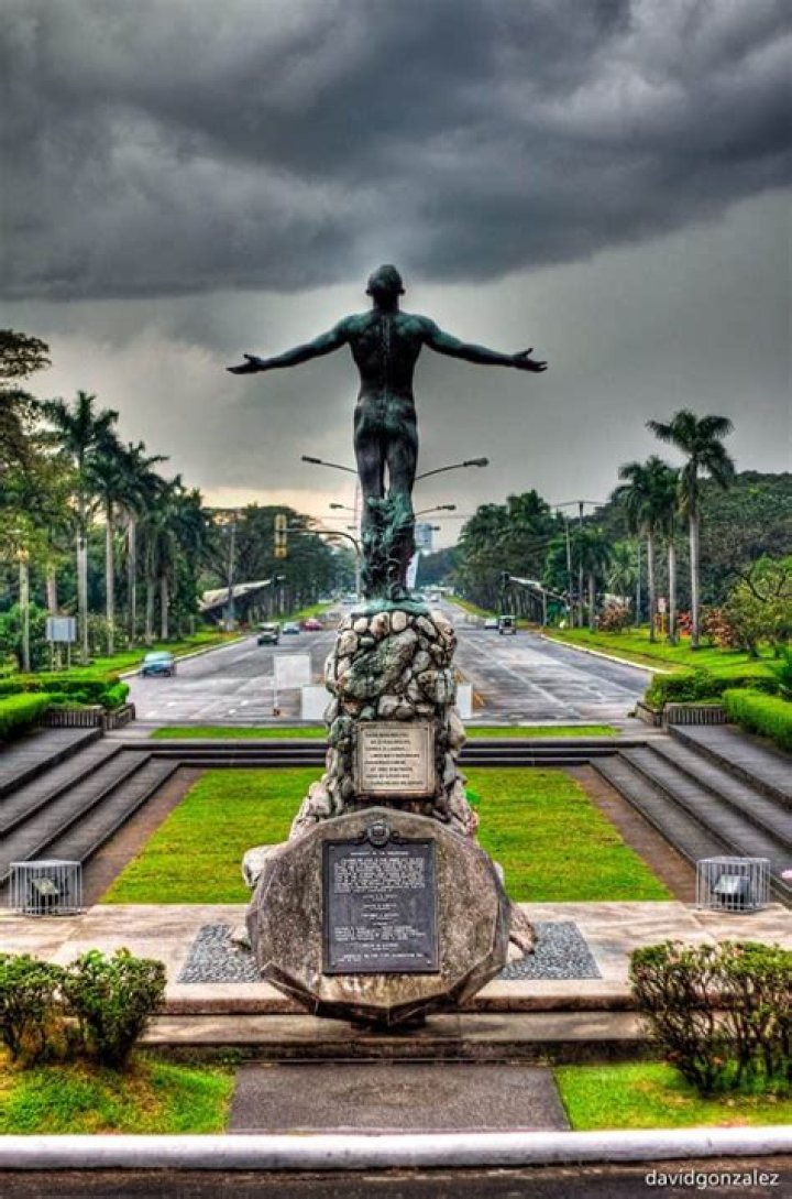 Why guillermo tolentino build that kind of statue?
